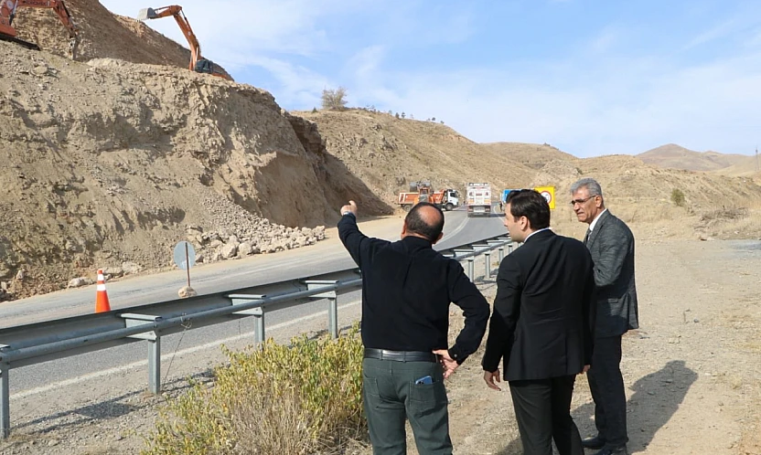 Keban'da yol genişletme çalışmaları sürüyor