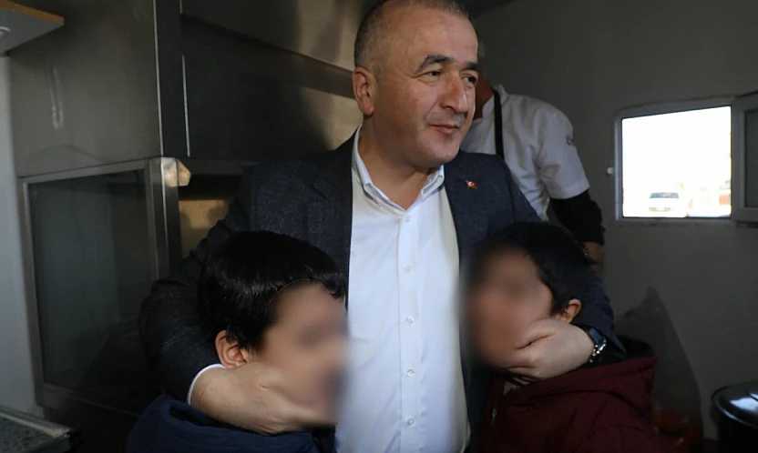 Vali Hatipoğlu Çocuk Evleri Sitesi'nde çocuklarla kar topu oynadı