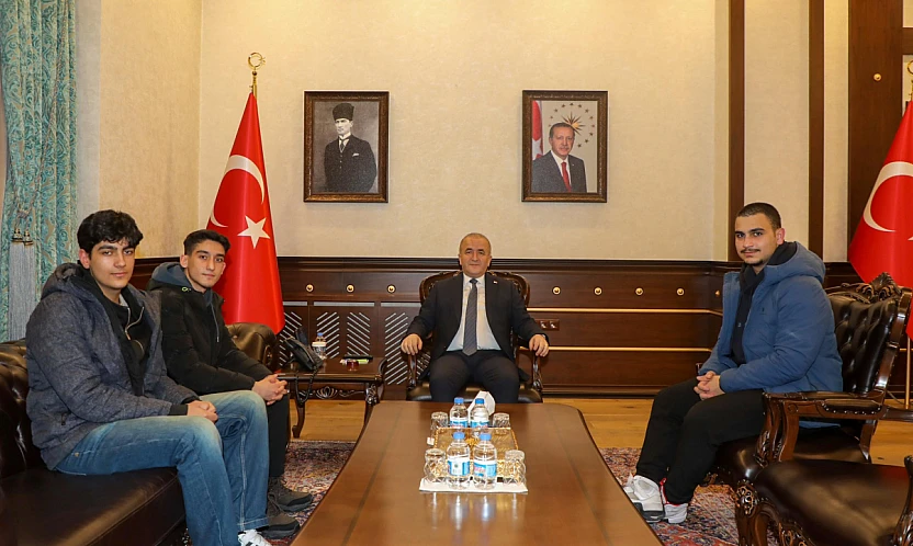 Vali Hatipoğlu'ndan lise öğrencilerine çay