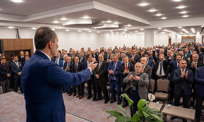 YRP Genel Başkanı Erbakan'dan MKYK üyesi Gül'e plaket